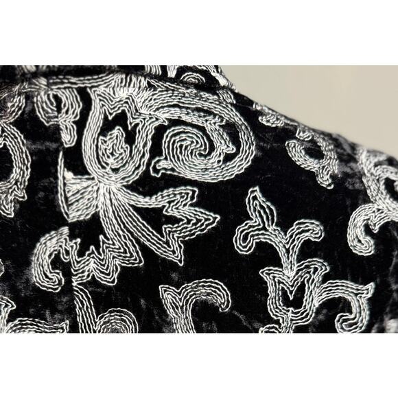 Chico's blazer black velvet with white embroidery lined lapel jacket Sz 0 US S - Picture 4 of 7